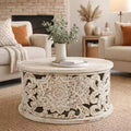 Table Basse Bois de Mangue Sculpté à la Main Motif Floral Découpé Finition Blanc Vieilli 33 Pouces