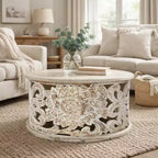 Table Basse Bois de Mangue Sculpté à la Main Motif Floral Découpé Finition Blanc Vieilli 33 Pouces