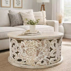 Table Basse Bois de Mangue Sculpté à la Main Motif Floral Découpé Finition Blanc Vieilli 33 Pouces