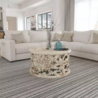 Table Basse Bois de Mangue Sculpté à la Main Motif Floral Découpé Finition Blanc Vieilli 33 Pouces