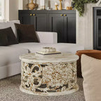 Table Basse Bois de Mangue Sculpté à la Main Motif Floral Découpé Finition Blanc Vieilli 33 Pouces