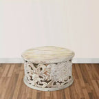 Table Basse Bois de Mangue Sculpté à la Main Motif Floral Découpé Finition Blanc Vieilli 33 Pouces