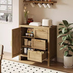 Un buffet avec rangement, en bois, comprenant 3 tiroirs et 1 placard, des étagères réglables et des pieds en bois. Convient aux salons.