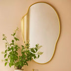 Miroir Mural Irrégulier Asymétrique en Laiton Brossé, 22''x 34'' Miroir Mural Unique à Cadre en Laiton pour Salle de Bain, Entrée, Chambre d'Enfant